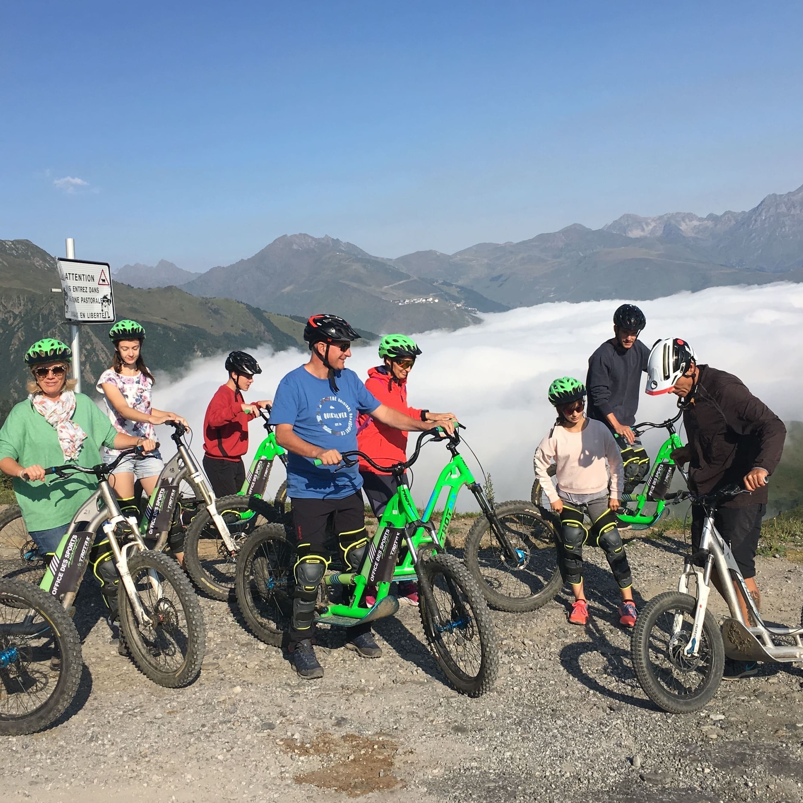 Groupe en trottinette avec vue mer de nuage